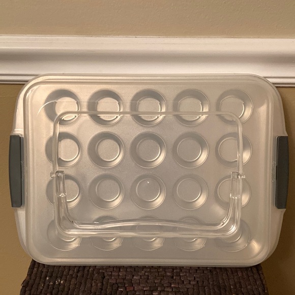 Wilton Mini Cupcake with Carrier Cover NWOT